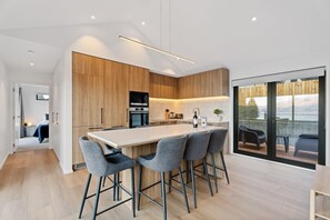 Fridge, microwave, oven, stovetop - Scenic & Spotless | Lakeview Escape (Queenstown)