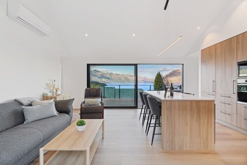 Scenic & Spotless | Lakeview Escape