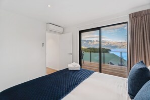 3 bedrooms, iron/ironing board, travel cot, WiFi - Scenic & Spotless | Lakeview Escape (Queenstown)