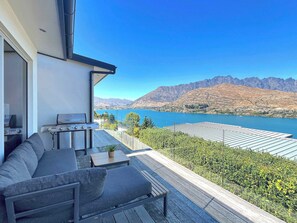 Terrace/patio - EPIC Views, Huge Deck, Sleeps 8 (Queenstown)
