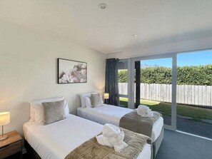 4 bedrooms, desk, iron/ironing board, travel crib