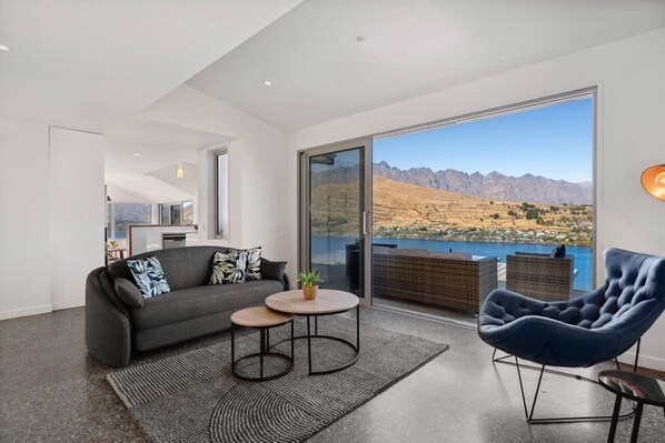 TV, offices - EPIC Views, Huge Deck, Sleeps 8 (Queenstown)