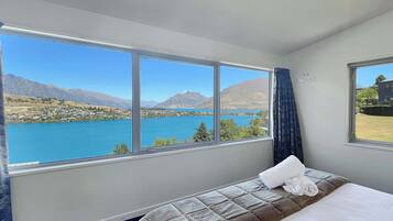 4 bedrooms, desk, iron/ironing board, travel cot