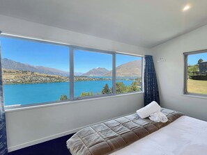 4 bedrooms, desk, iron/ironing board, travel crib - EPIC Views, Huge Deck, Sleeps 8 (Queenstown)