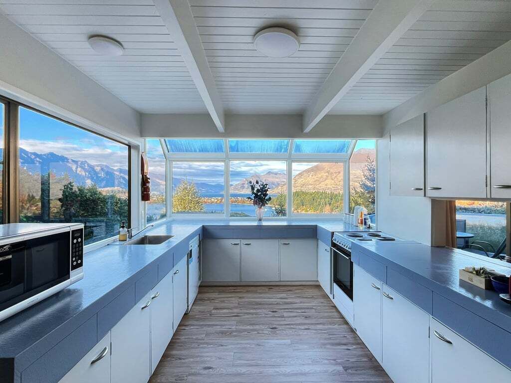 Wasserkocher mit Kaffee-/Teezubehör, Kühlschrank, Mikrowelle, Ofen