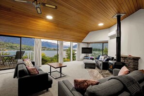 TV, fireplace, offices - Big House, Bigger Views (Queenstown)
