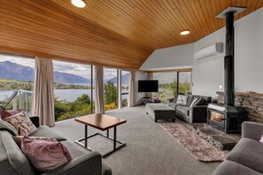 TV, fireplace, offices - Big House, Bigger Views (Queenstown)