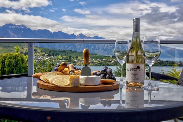 Outdoor dining - Big House, Bigger Views (Queenstown)