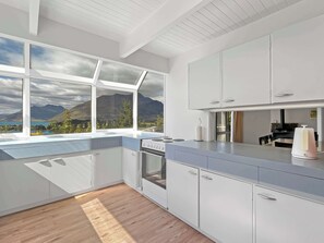 Fridge, microwave, oven, stovetop - Big House, Bigger Views (Queenstown)