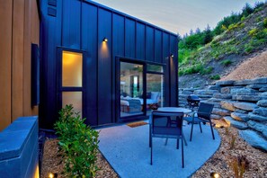 Outdoor dining - Mountain Lake Vista Studio (Queenstown)