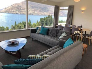 TV, books - Best views, walking distance to town, 5 bedroom (Queenstown)