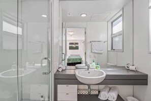 Shower, hair dryer, towels - Cosy & Comfortable Studio Marina 203a (Queenstown)