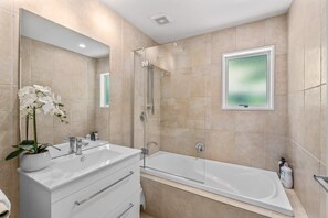Douche, sèche-cheveux, serviettes fournies, shampoing