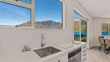 Een koelkast, een magnetron, een oven, een kookplaat