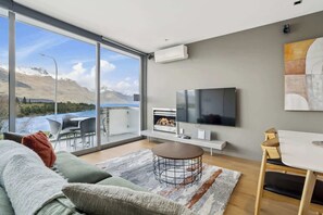 Televisión y chimenea 