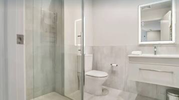 Suihku, hiustenkuivaaja, pyyhkeet