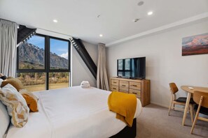 1 bedroom, iron/ironing board, travel crib, WiFi - Modern Studio with fantastic Mountain Views (Queenstown)