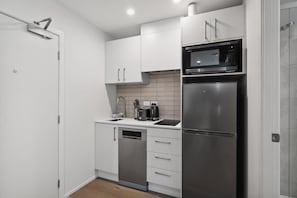 Fridge, microwave, stovetop, dishwasher