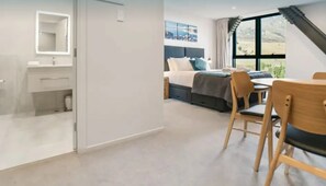 1 bedroom, iron/ironing board, travel crib, WiFi - Modern Studio with fantastic Mountain Views (Queenstown)