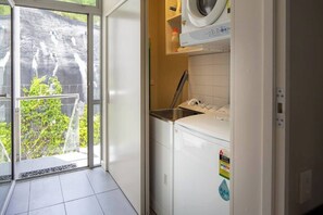 Interior - Budget 1 Bedroom Studio Pounamu 216B Garden View (Queenstown)