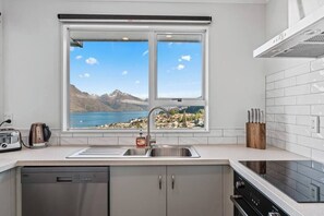 Een koelkast, een microgolfoven, een oven, een kookplaat