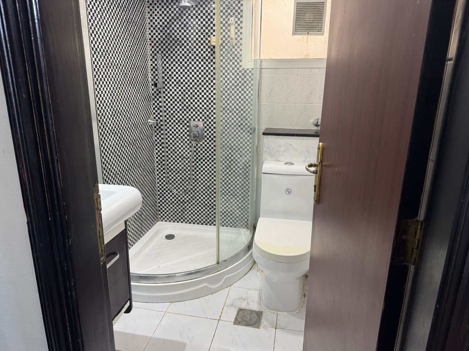 Eenvoudige tweepersoonskamer | Badkamer