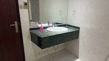 Superior Room, 1 King Bed | Bathroom