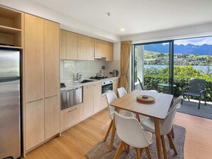 Frigorífico, microondas, horno y placa de cocina