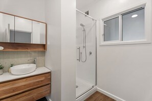 Shower, hair dryer, towels - 2 Bedroom Apartment, Walk To Town, Amazing Views! (Queenstown)