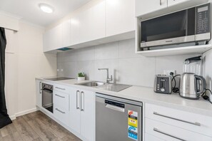 ثلاجة، ميكروويف، فرن، موقد طهي مسطح