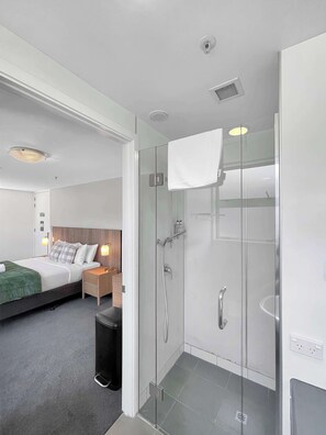 Shower, hair dryer, towels - Cosy & Comfortable Studio Marina 205a (Queenstown)