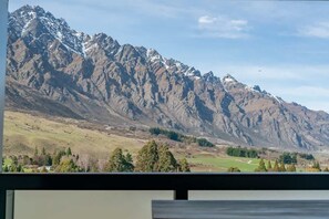 Interior - Modern apartment with fantastic mountain views! (Queenstown)
