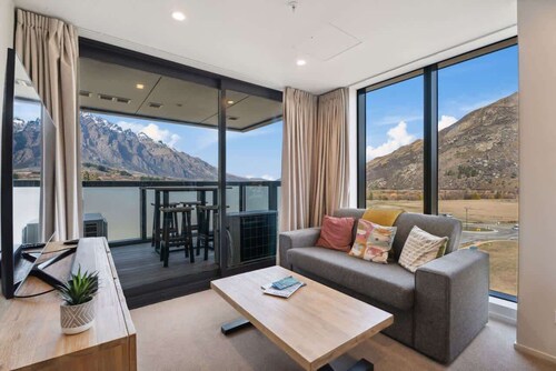 Modern apartment with fantastic mountain views!