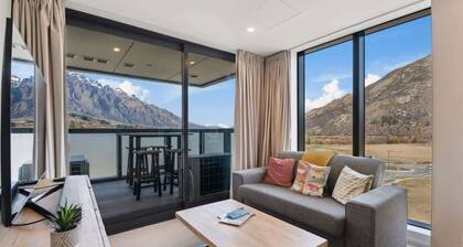 Modern apartment with fantastic mountain views!