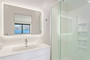 Shower, hair dryer, towels - World Class Views, 2 Bedroom, 2 Bath, Walk To Town (Queenstown)