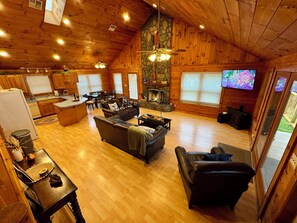 Smart TV, chimenea, libros y estéreo