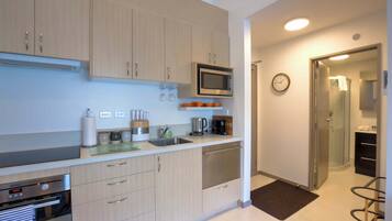 Frigorífico, microondas, horno y placa de cocina