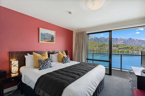 2 bedrooms, iron/ironing board, travel cot, WiFi - Villa del Lago Lakeview 2 Bedroom Villa (Queenstown)