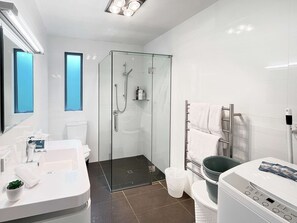 Shower, hair dryer, towels - Shotover River 2 Bedrooms (Queenstown)