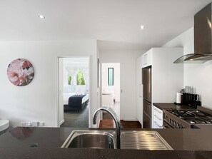 2 slaapkamers, een strijkplank/strijkijzer, reisbedje, wifi