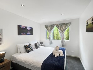 2 bedrooms, iron/ironing board, travel cot, WiFi - Shotover River 2 Bedrooms (Queenstown)