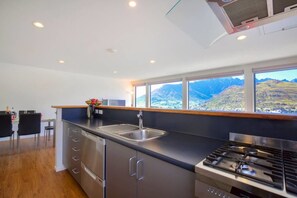 ثلاجة، ميكروويف، فرن، موقد طهي مسطح