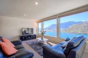 TV, DVD player, books - Woodlands on the Hill (Queenstown)
