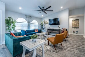 TV - Luxury & Spacious/Large pool/BBQ/Game room/Pool (Miami)