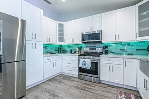 Kühlschrank, Mikrowelle, Ofen, Herdplatte