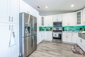 Fridge, microwave, oven, stovetop - Luxury & Spacious/Large pool/BBQ/Game room/Pool (Miami)