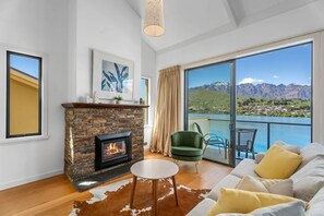 Televisión y chimenea 