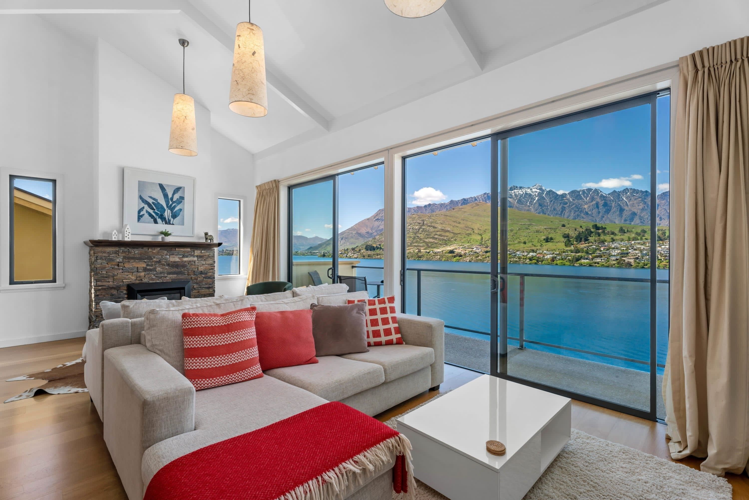 Televisión y chimenea 