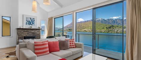 Televisión y chimenea