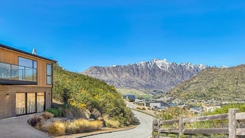 Modern hillside setting with spectacular views towards the Remarkables